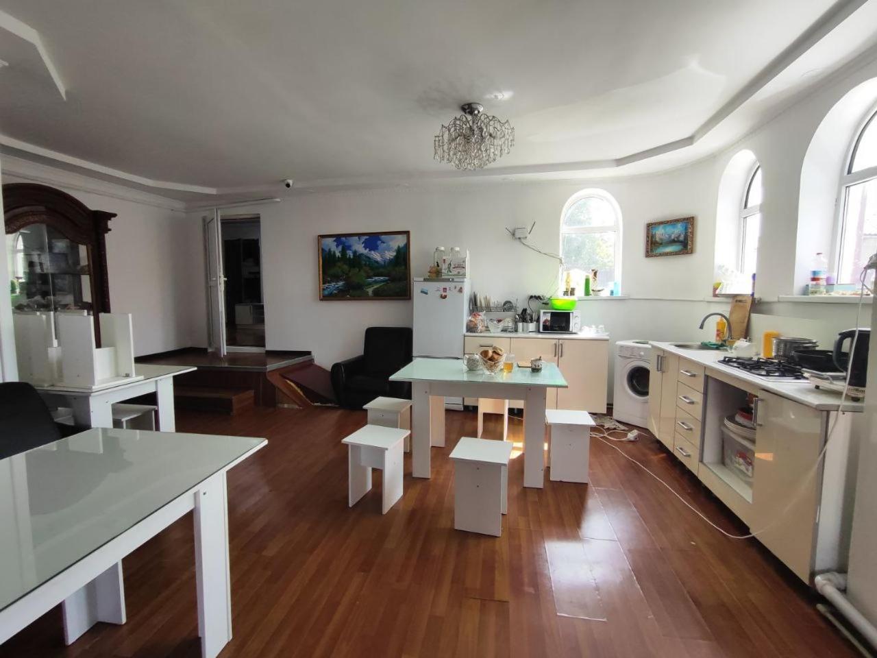 Nomadstan Capsule Hostel Karakol Eksteriør billede